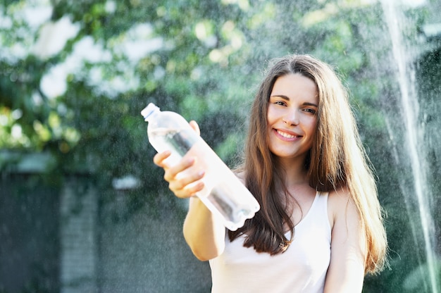 Femme boit de l'eau