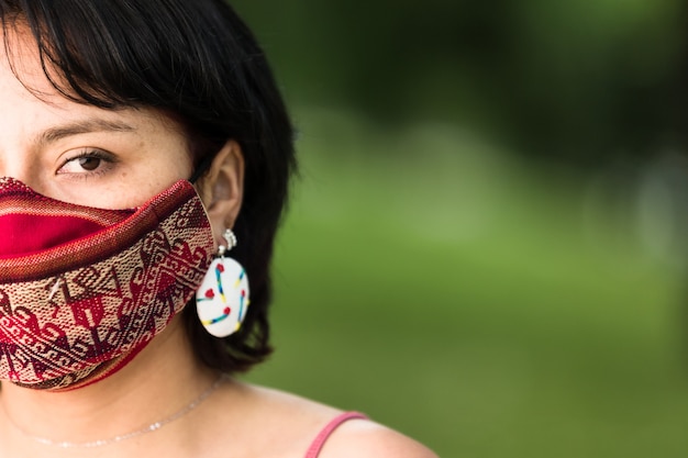 Femme bolivienne d'Amérique latine avec masque en tissu à motif traditionnel Masque facial en textile natif quechua fait à la main pour la protection contre le coronavirus covid19