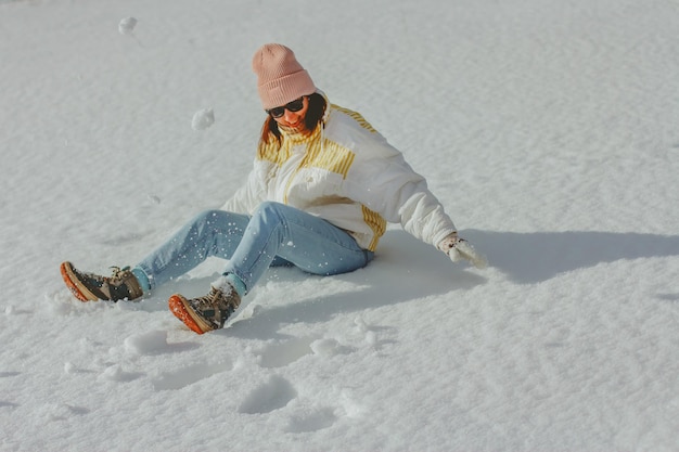 une femme de bonne humeur en hiver sur une promenade un jour ensoleillé