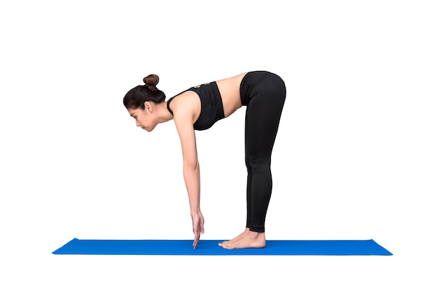 Femme en bonne santé, exercice d&#39;yoga isolé avec un tracé de détourage sur fond blanc.