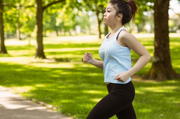 Femme en bonne santé, faire du jogging dans le parc