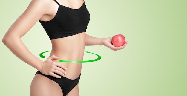 femme en bonne santé avec une pomme rouge.