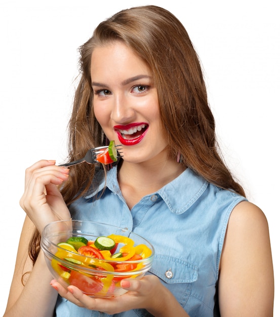 Femme en bonne santé avec salade