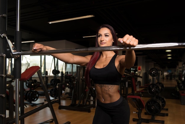 Femme en bonne santé se prépare à faire de l'exercice pour les jambes