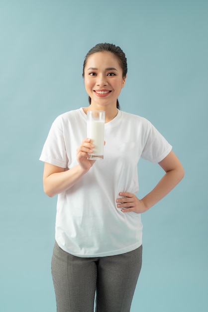 Femme en bonne santé avec un verre de lait