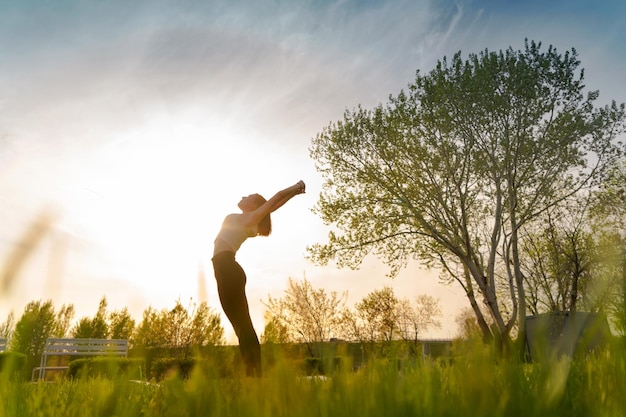 Femme en bonne santé yoga mode de vie équilibré pratiquant la méditation et l'exercice d'énergie zen sport yoga en plein air