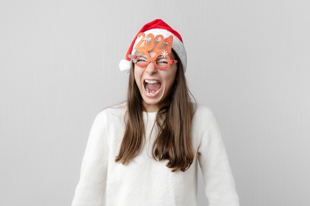 Femme avec bonnet de Noel et lunettes 2021.