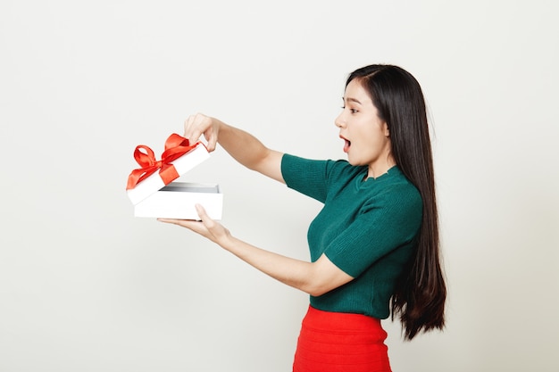 Femme en bonnet de noel avec de nombreux cadeaux