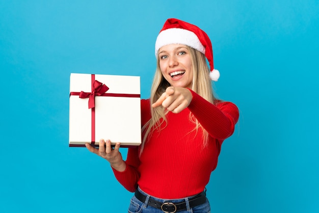 femme avec bonnet de noel tenant une boîte-cadeau