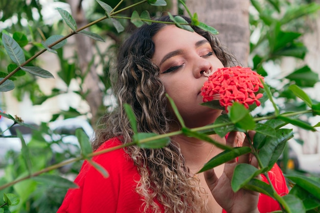 Femme avec boucle d'oreille dans le nez, portrait dans un jardin tropical