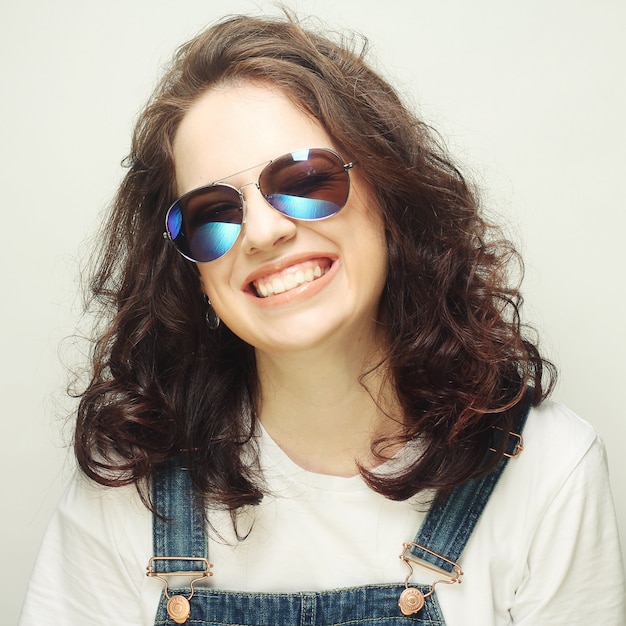 Femme bouclée, à, lunettes soleil