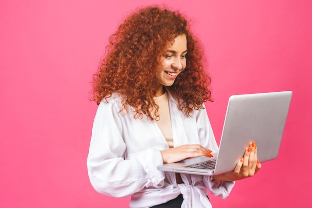 Femme bouclée avec un ordinateur portable