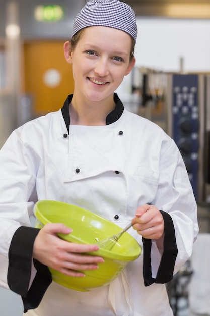 Femme boulanger mélange dans la cuisine