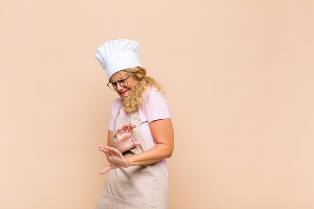 Femme boulanger se sentant dégoûtée et nauséeuse