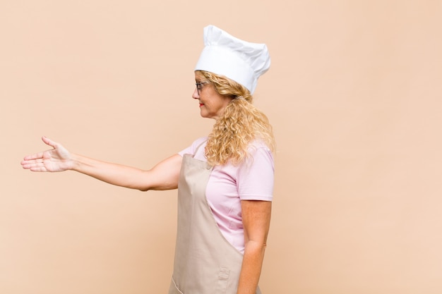 Femme boulanger souriant et offrant une poignée de main