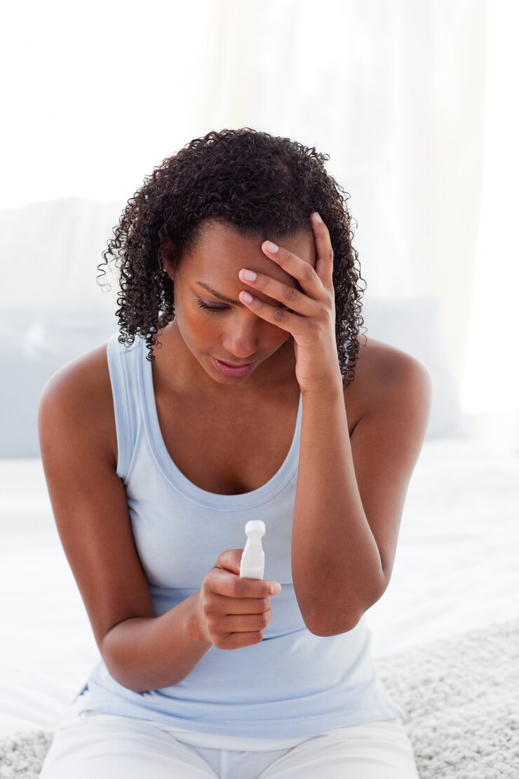 Photo femme bouleversée découvrant les résultats d&#39;un test de grossesse