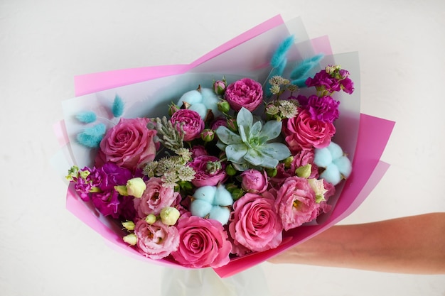 Femme avec bouquet de fleurs Belles fleurs pour les vacances Femme avec de belles fleurs dans ses mains à l'intérieur fond bouquet de fleurs pour fleuriste