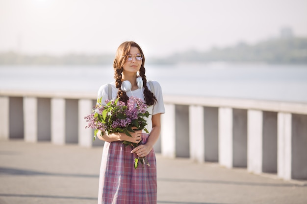 Femme, Bouquet, fleurs, Dehors, ville, rue