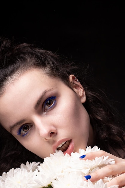 femme avec un bouquet de fleurs fond noir