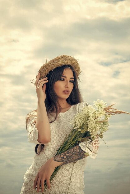 Femme avec bouquet floral, mode