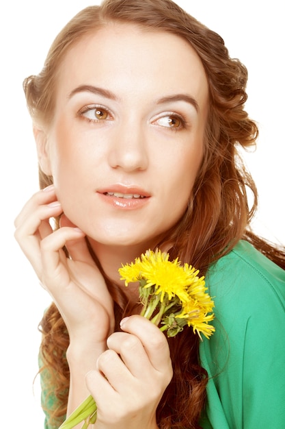 Femme avec bouquet de pissenlit