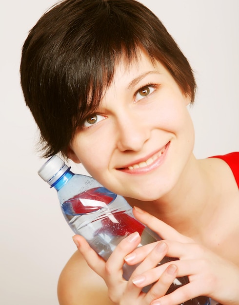 femme avec une bouteille d'eau propre