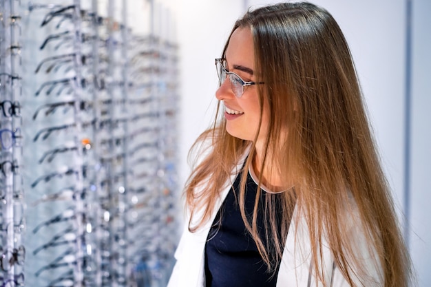 Femme en boutique de lunettes