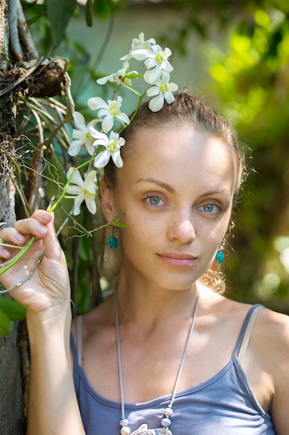 femme, branche, blanc, orchidée