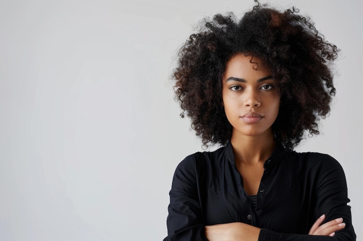 Photo une femme avec les bras croisés et une chemise noire à droite