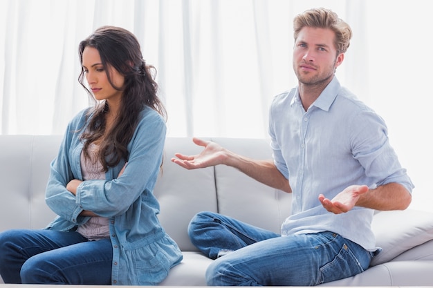 Femme avec les bras croisés à son partenaire