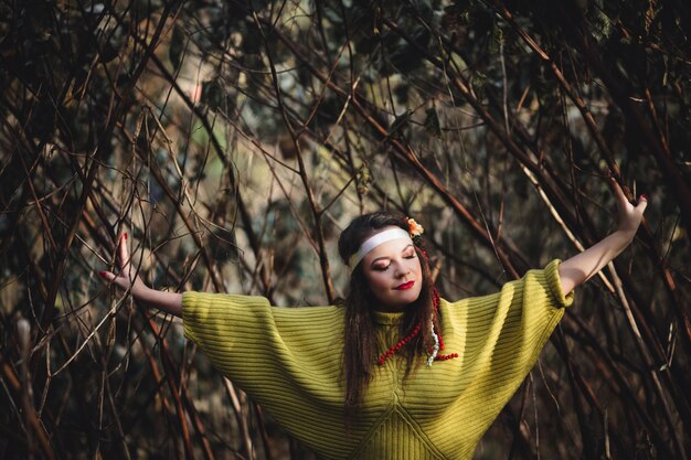 Photo femme avec les bras tendus avec un fond d'arbre