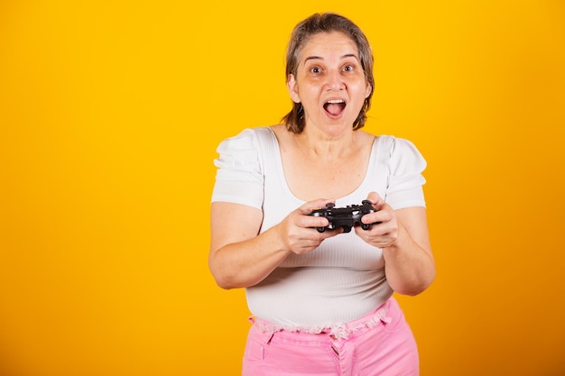 Femme brésilienne adulte mère tenant la manette de contrôle à distance du jeu vidéo Gamer