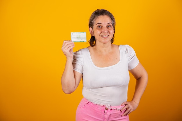 Femme brésilienne adulte tenant une carte d'électeur