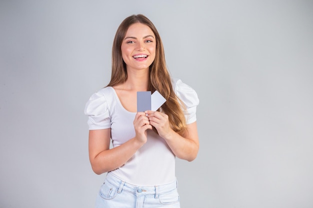 Femme brésilienne blonde présentant des cartes de crédit