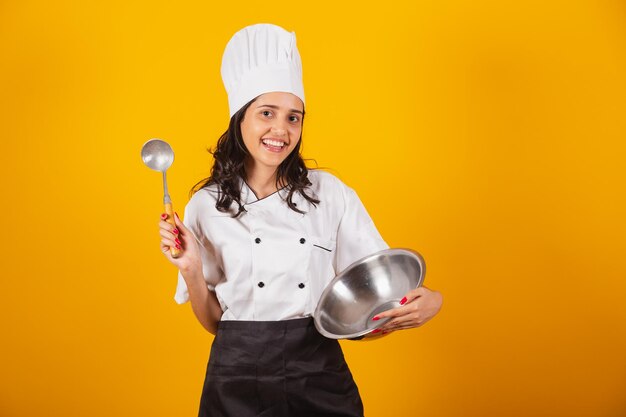 Femme brésilienne chef cuisinier cuisinier tenant une cuillère et un bol