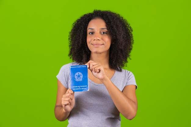 Femme brésilienne avec document travail et sécurité sociale Carteira de Trabalho e Previdencia Social