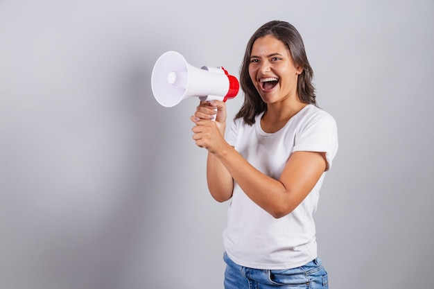 Femme brésilienne avec mégaphone annonçant le marketing de promotion de la publicité