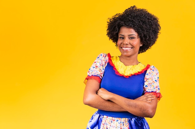 Femme brésilienne portant des vêtements typiques pour la Festa Junina avec bras croisés