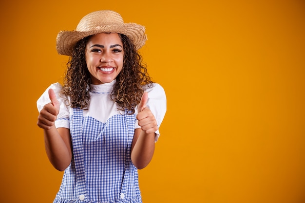 Femme brésilienne portant des vêtements typiques pour la Festa Junina avec bras croisés