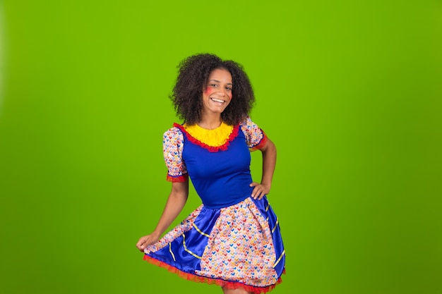 Femme brésilienne portant des vêtements typiques pour la Festa Junina en fond vert