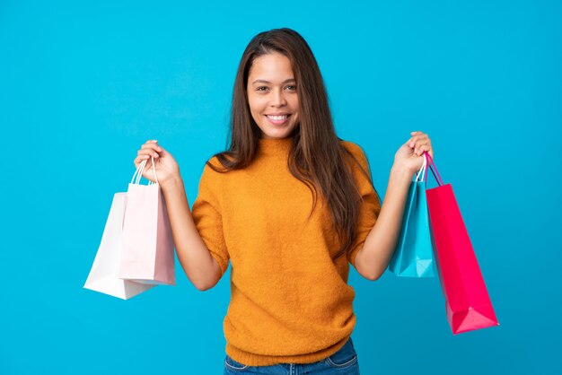 Femme brésilienne avec des sacs à provisions