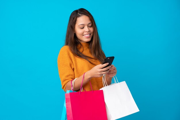 Femme brésilienne avec des sacs à provisions