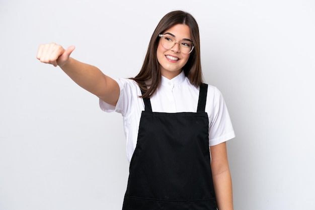 Femme brésilienne de serveur de restaurant isolée sur fond blanc donnant un geste de pouce vers le haut