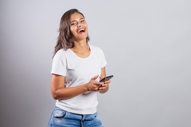 Femme brésilienne avec smartphone à l'aide de son téléphone portable