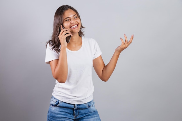 Femme brésilienne avec smartphone chat sur téléphone portable appel vocal chat Connecté