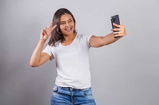 Femme brésilienne avec smartphone prenant selfie photo autoportrait