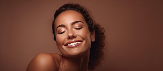 Femme brésilienne souriante effectuant un massage de jade sur le visage isolé sur fond marron procédure de soins de beauté