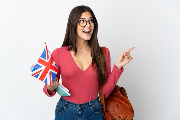 Femme brésilienne tenant un drapeau du Royaume-Uni isolé sur blanc dans l'intention de réaliser la solution tout en levant un doigt