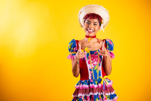 Photo femme brésilienne avec des vêtements festa junina arraial fête de saint john pointant vers la caméra
