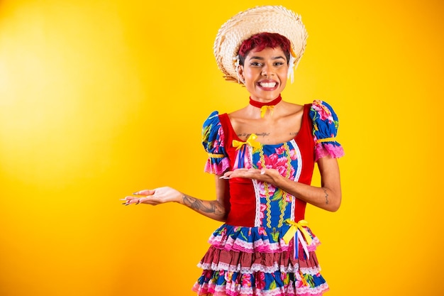 Femme brésilienne avec des vêtements festa junina Arraial Fête de Saint John avec publicité ou publicité sur le côté